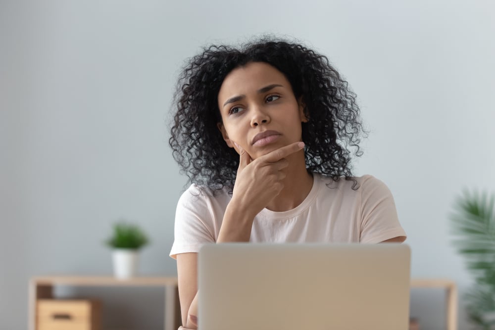 Estudante com dúvidas de qual curso EaD fazer