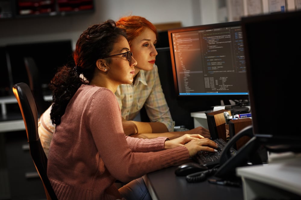 Jovens mulheres trabalhando na carreira de Ciência da Computação
